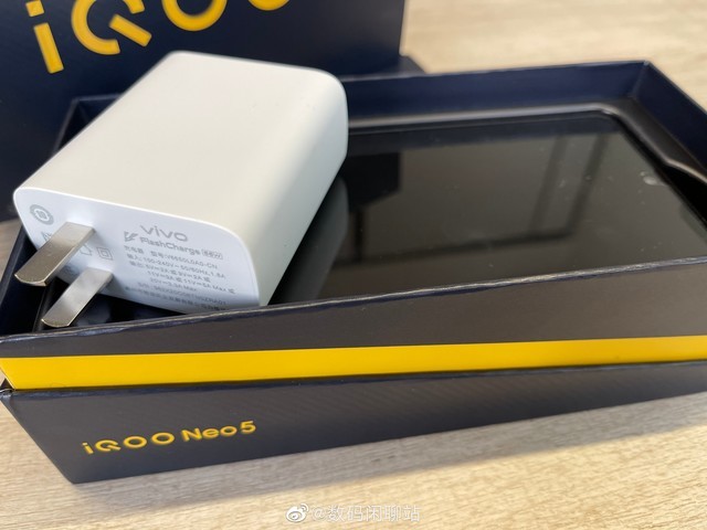 iqoo neo5配66w快充头，搭骁龙870处理器 